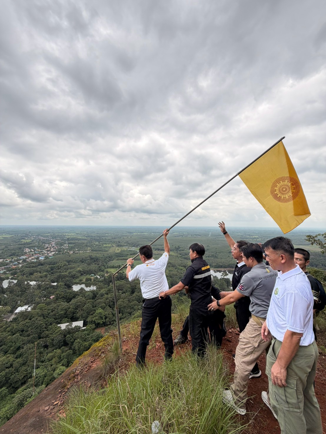 title - ปักธงธรรมจักร และธงชาติไทยภายใต้โครงการปลูกป่าเพื่อเป็นพุทธบูชาในพื้นที่ปฏิรูปที่ดิน (ส.ป.ก.)